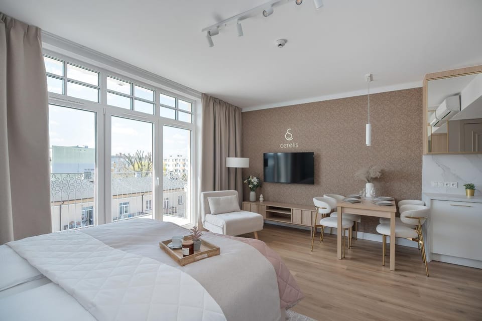 Bed, TV and multimedia, Seating area, Bedroom