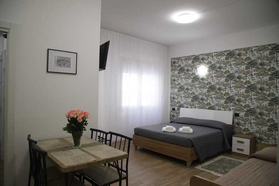 Bed, TV and multimedia, Living room, Photo of the whole room, Seating area, Dining area, Bedroom