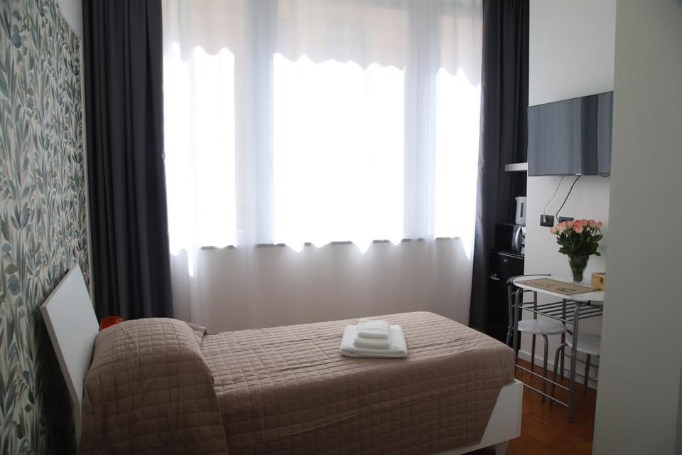 Bed, Living room, Photo of the whole room, Seating area, Bedroom, towels
