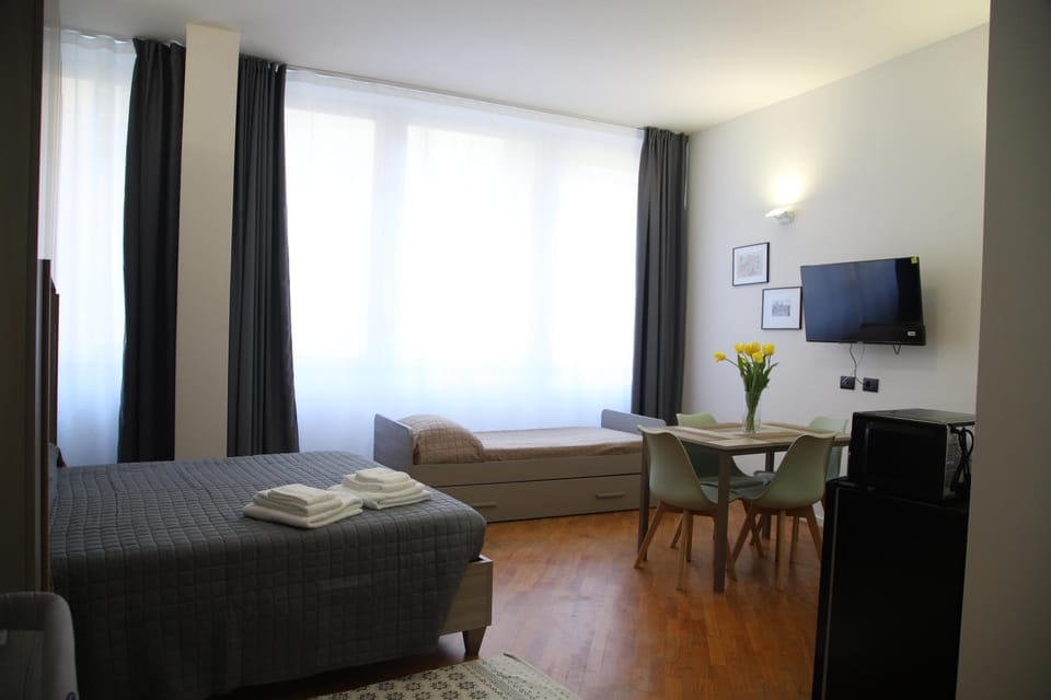 Bed, TV and multimedia, Living room, Photo of the whole room, Seating area, Bedroom, towels