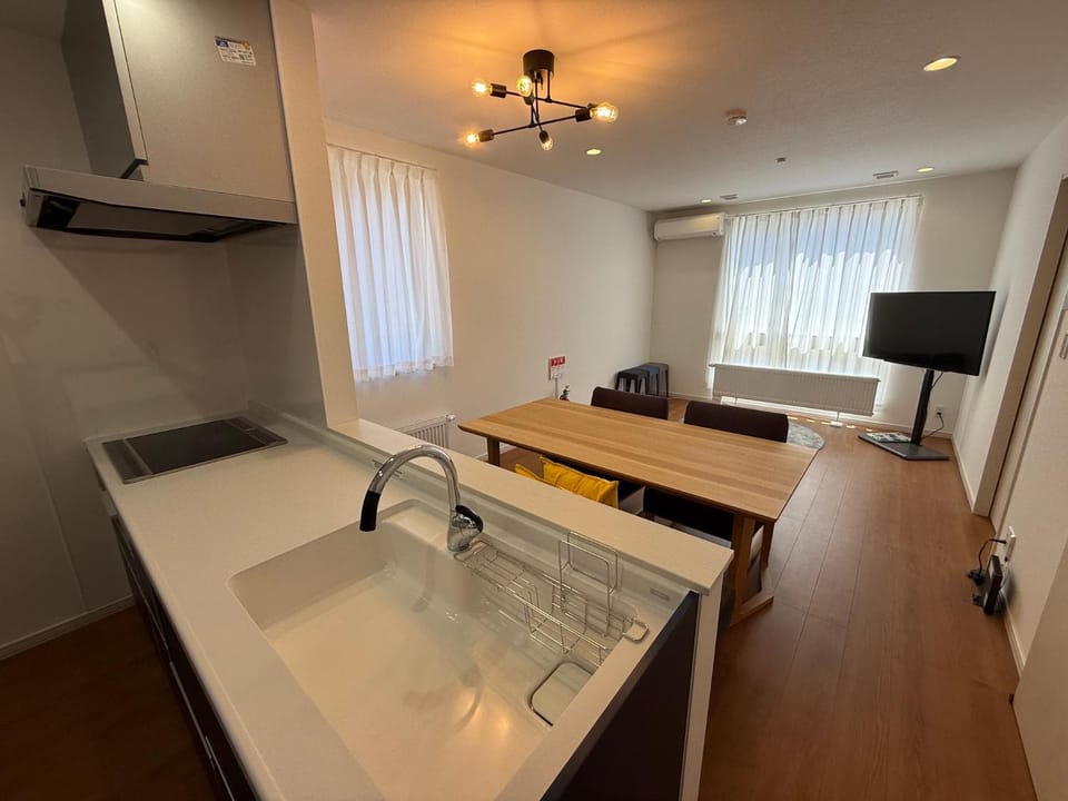 3-4希少札幌中心エリアの新築100平米超の戸建ての最大8名宿泊可能 Apartment in Sapporo
