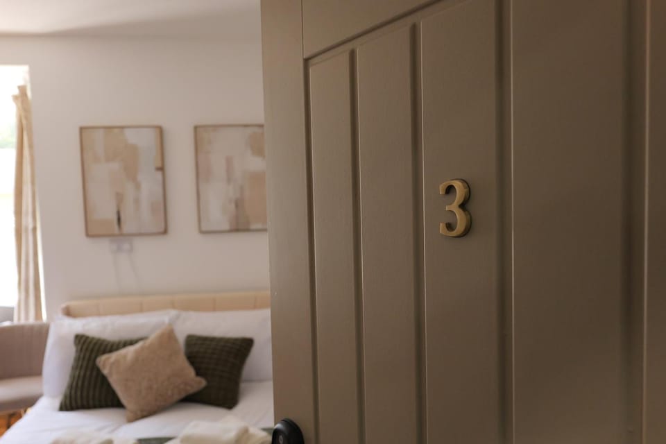 Deaf Property - Woolwich Elizabeth Line Studios Apartment in London