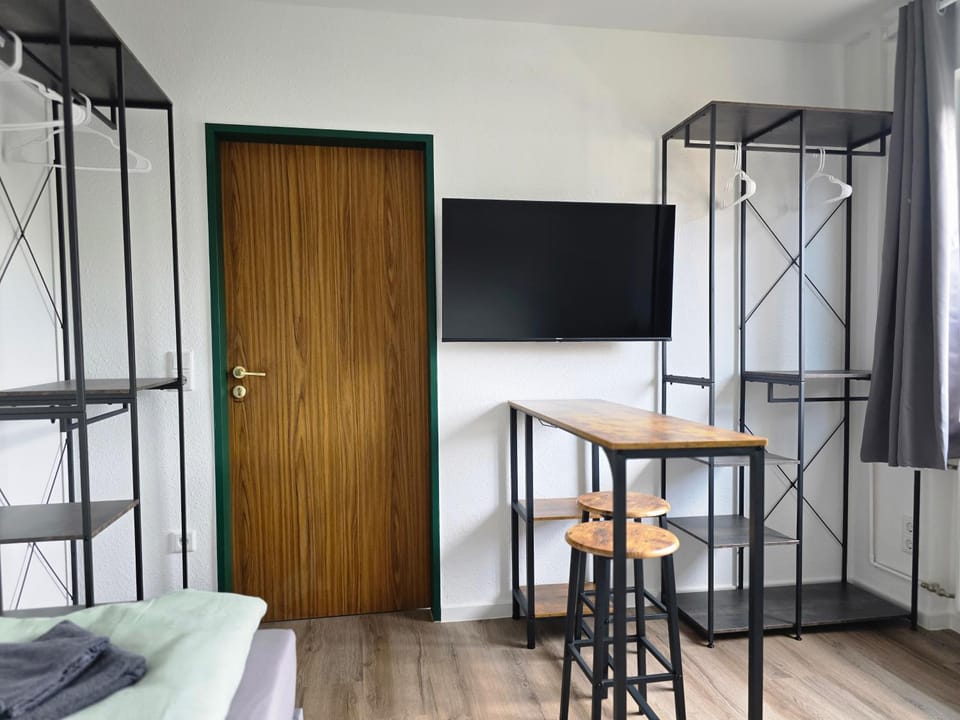Bed, TV and multimedia, Photo of the whole room, Seating area, Bedroom, storage, wardrobe