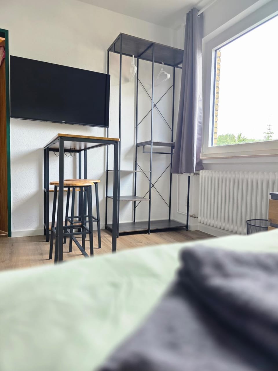 Bed, TV and multimedia, Photo of the whole room, Seating area, Bedroom, wardrobe