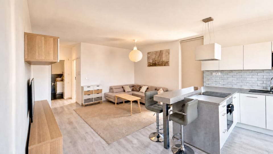 Modern 2BD Apt with Balcony, Fast Wi-Fi & Garage Apartment in Bratislava
