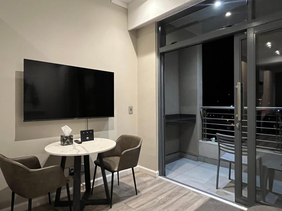 TV and multimedia, Seating area, Dining area