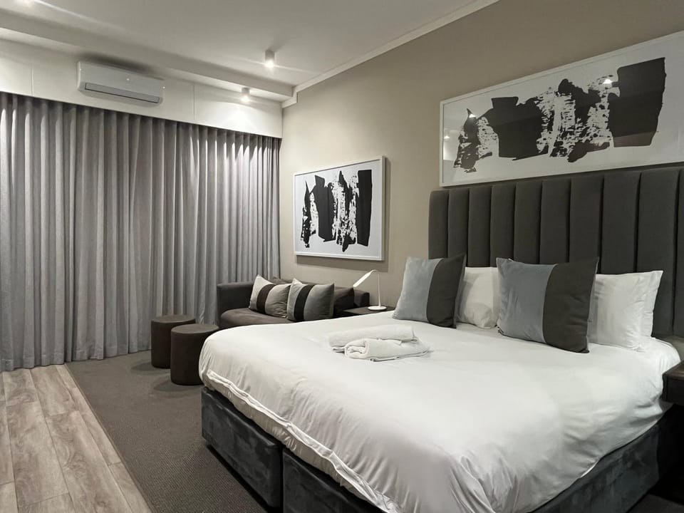 Bed, Seating area, Bedroom