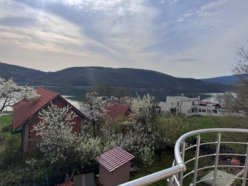 Lake Hill House House in Serbia