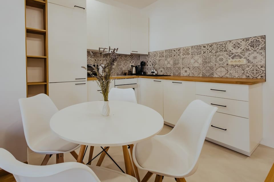 Kitchen or kitchenette, Dining area, stove