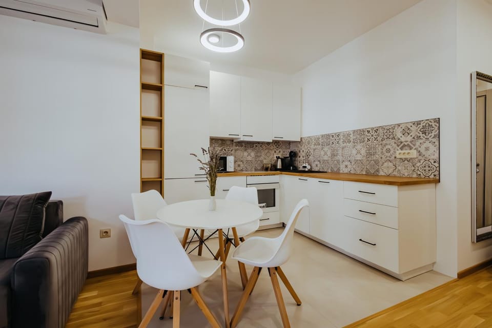 Kitchen or kitchenette, Dining area