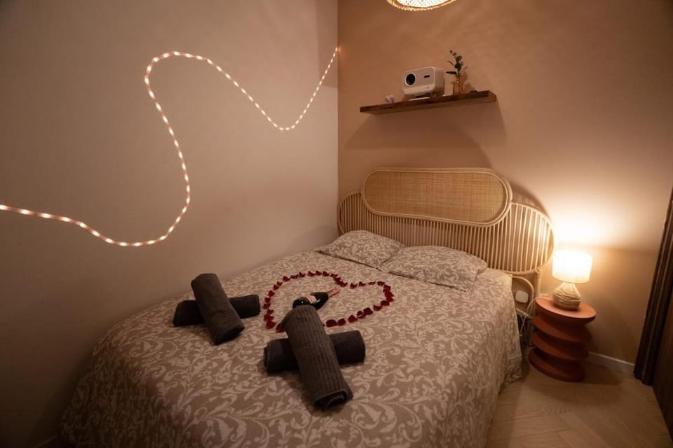 Jacuzzi Privé & Cinéma - Maison Romantique House in Agde