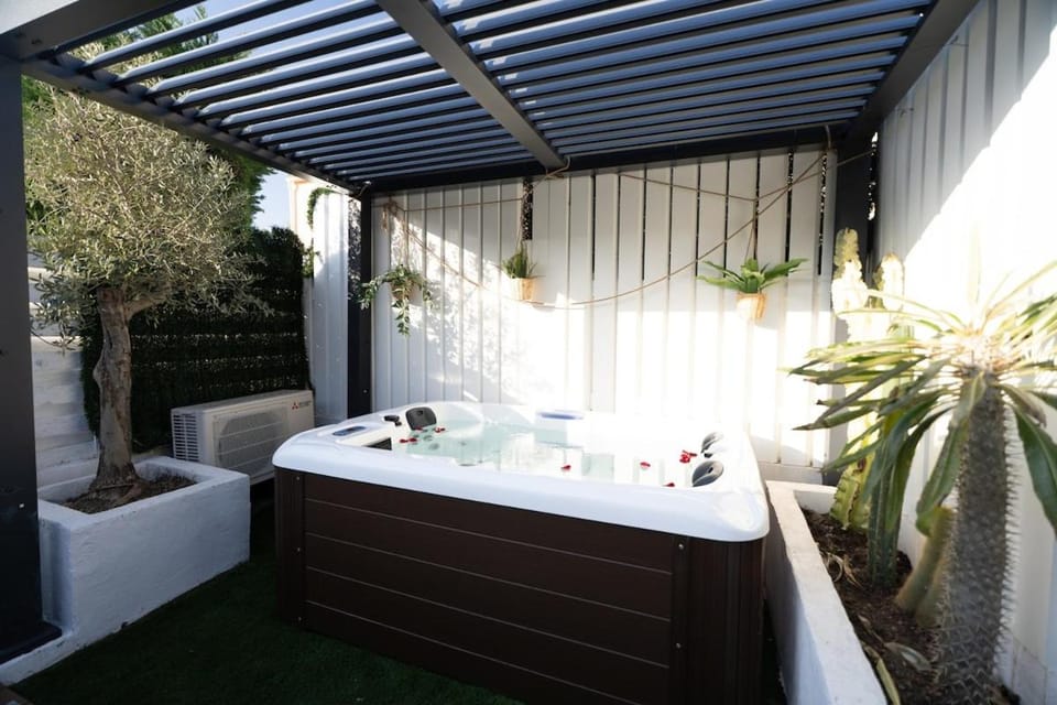 Jacuzzi Privé & Cinéma - Maison Romantique House in Agde
