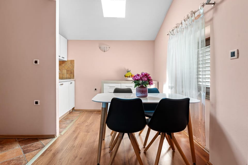Seating area, Dining area, kitchen