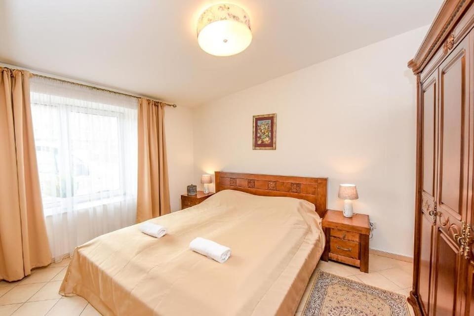 Photo of the whole room, Bedroom, wardrobe