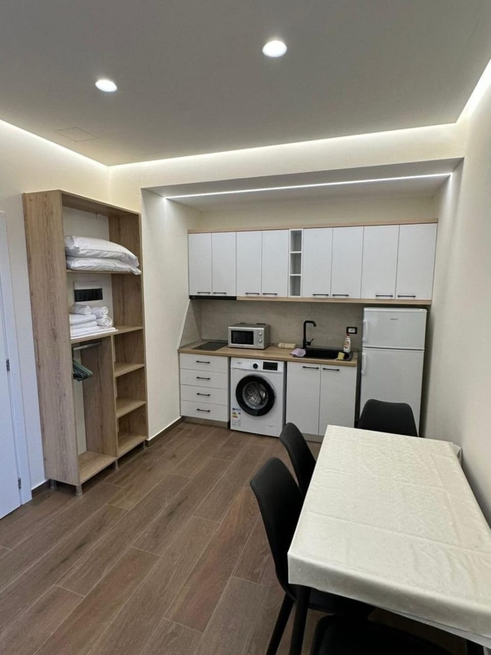 Kitchen or kitchenette, Dining area, washing machine