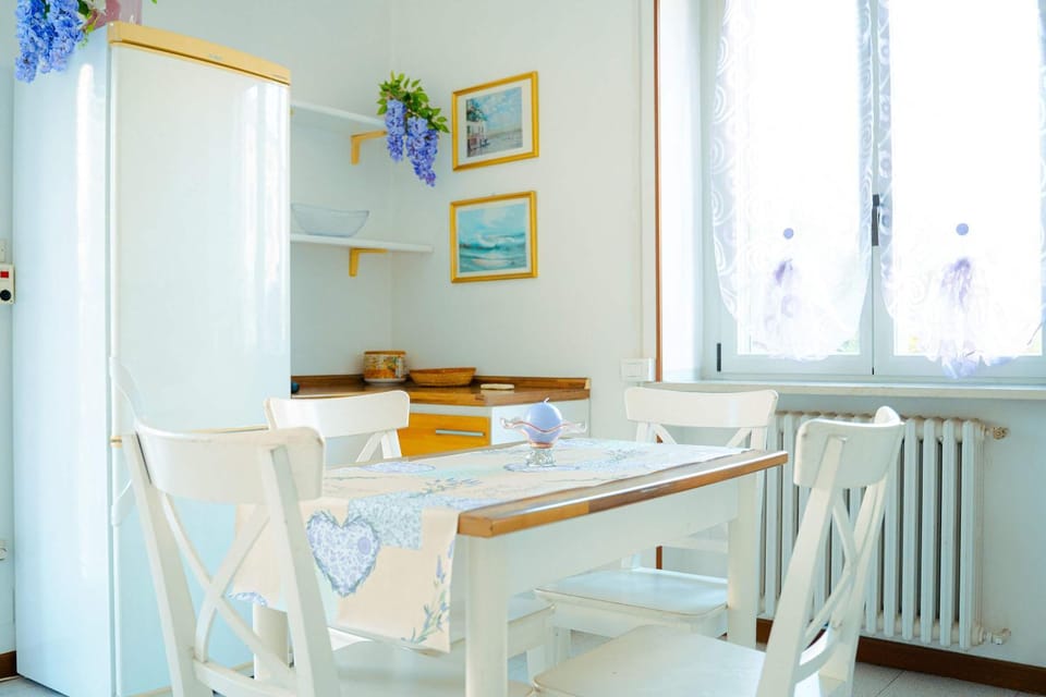 Dining area, kitchen
