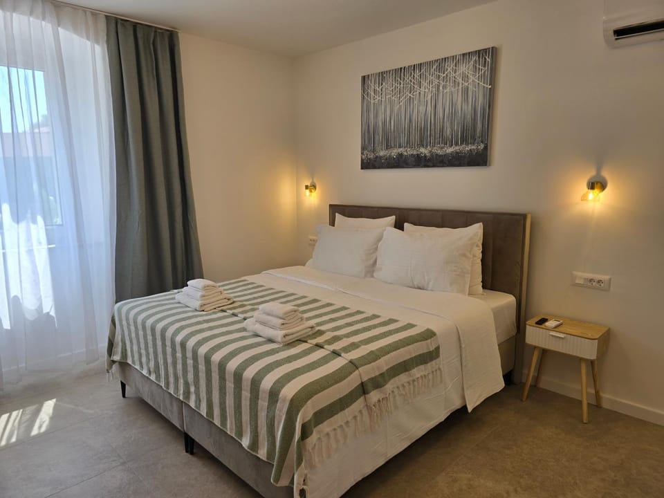 Bed, View (from property/room), Bedroom, City view, Garden view, Garden view, Street view, Street view, Quiet street view, Inner courtyard view, towels, air conditioner