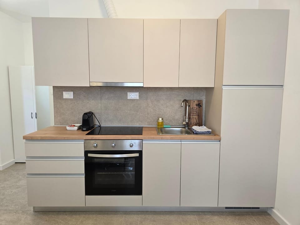 Coffee/tea facilities, Kitchen or kitchenette, oven, stove, kitchen