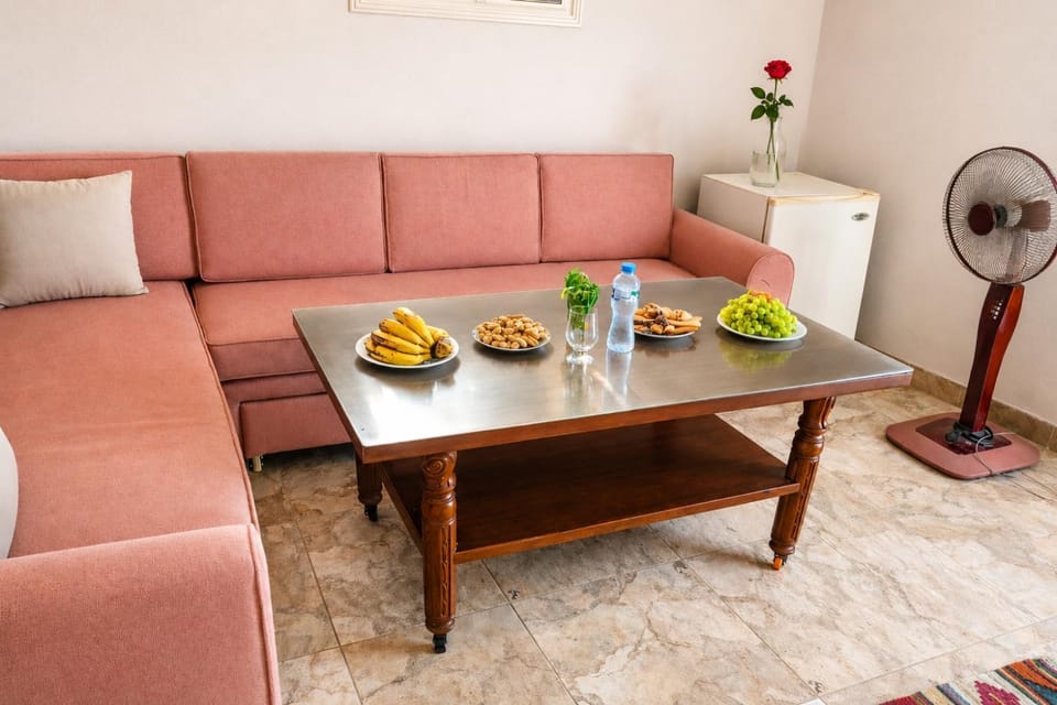 Living room, Food and drinks, Seating area