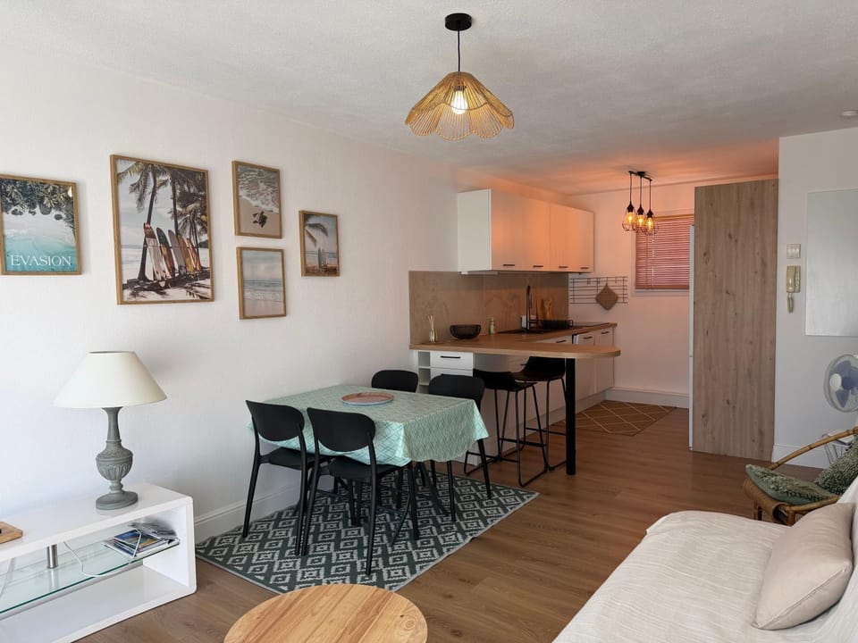 Kitchen or kitchenette, Seating area, Dining area