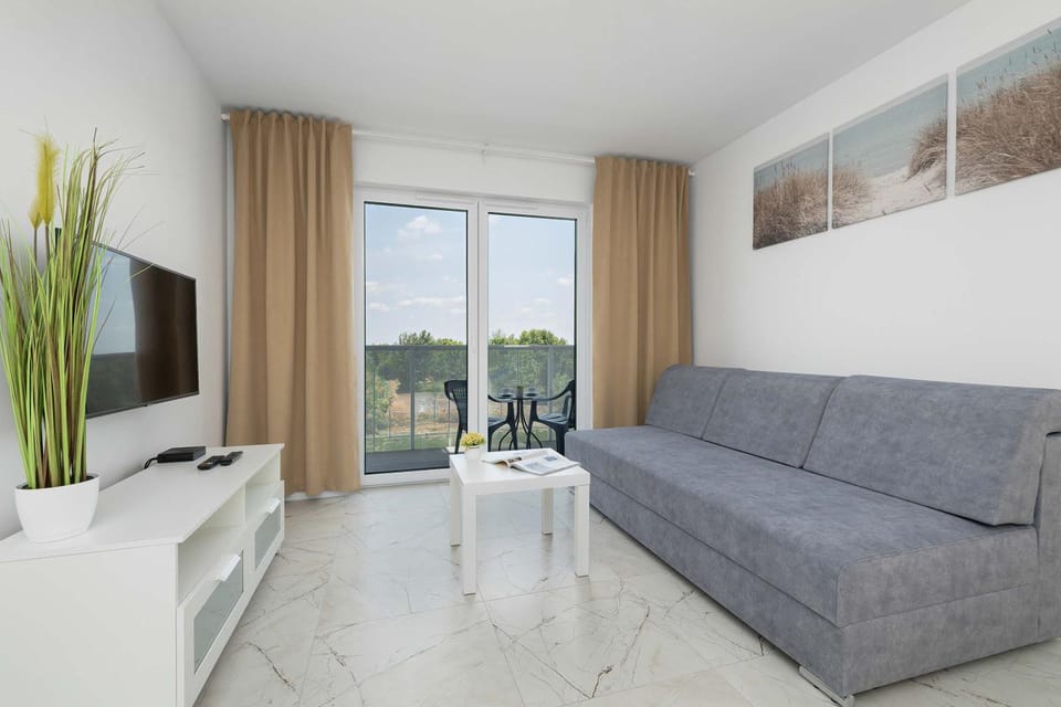 TV and multimedia, Living room, Seating area, Evening entertainment