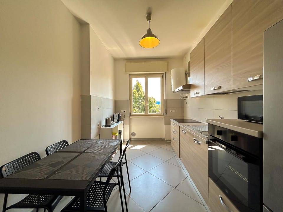 Kitchen or kitchenette, Dining area, dishwasher, minibar, oven, stove, toaster