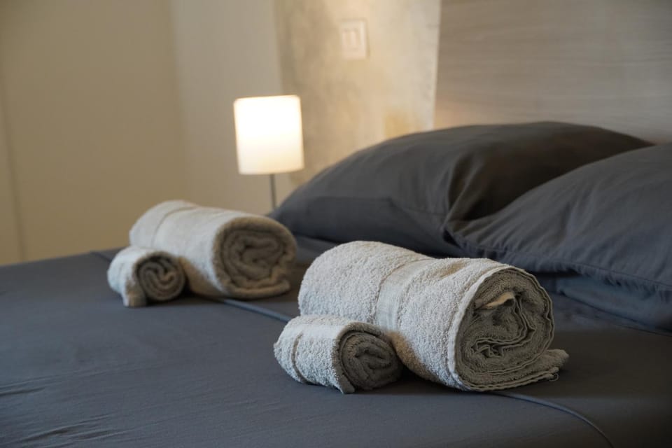 Bed, Photo of the whole room, Bedroom, towels