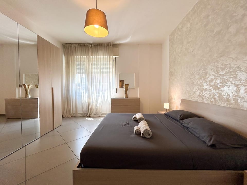 Bed, Living room, Photo of the whole room, Seating area, Bedroom, towels