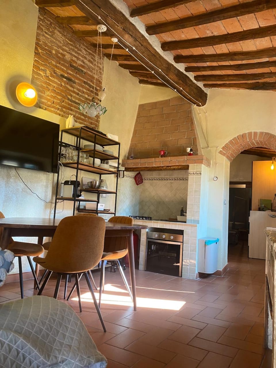 Kitchen or kitchenette, Living room, Seating area, stove