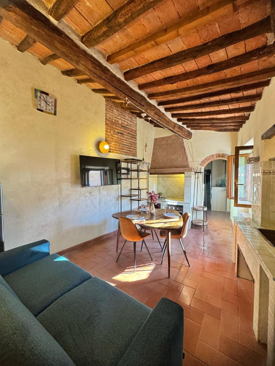 Kitchen or kitchenette, Living room, Seating area, Dining area
