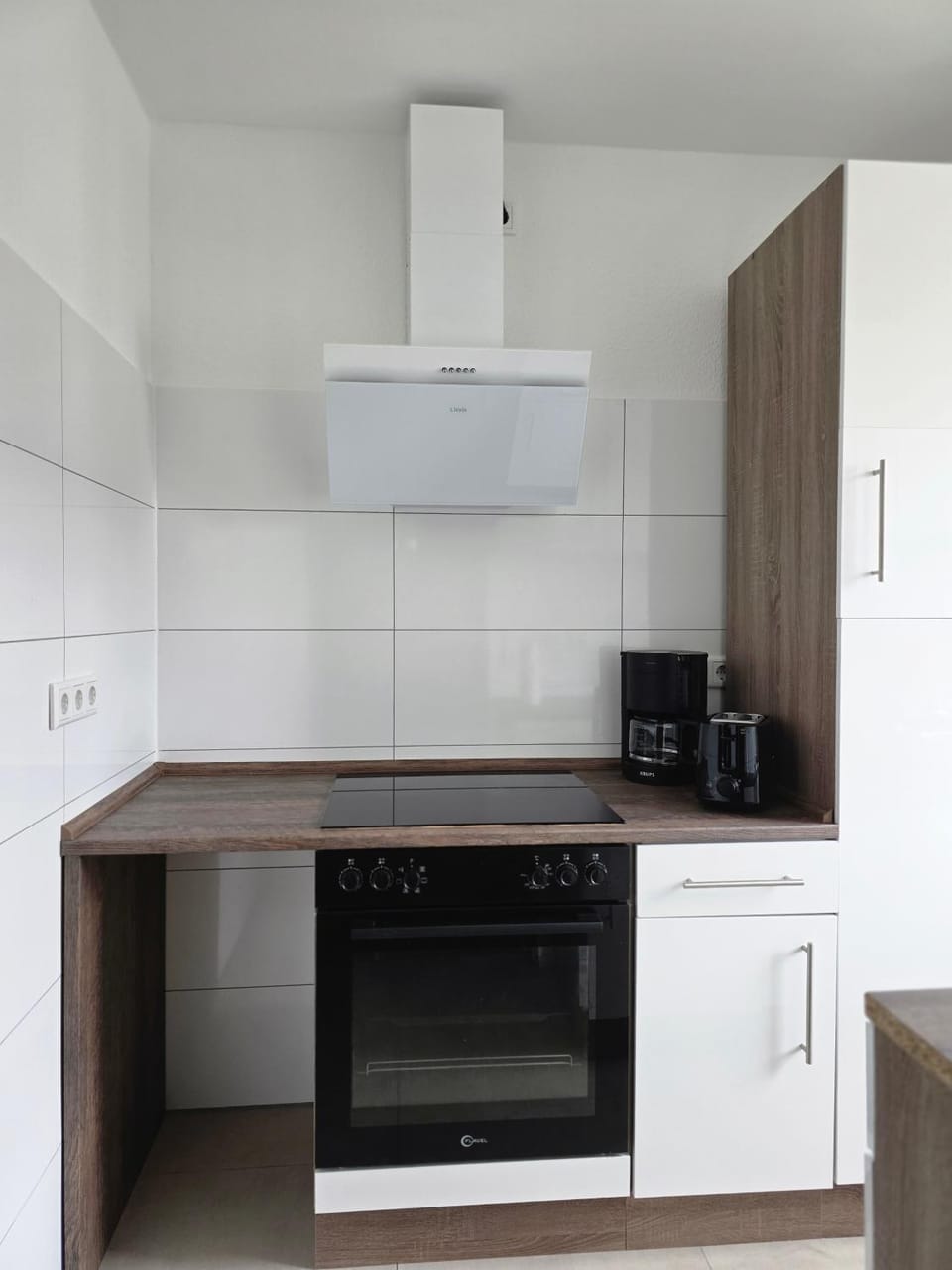 Kitchen or kitchenette, Communal kitchen, stove, toaster, kitchen