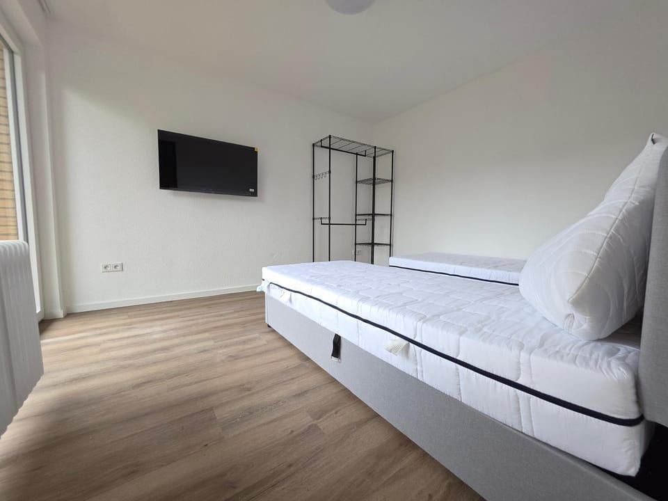 Bed, TV and multimedia, Photo of the whole room, Bedroom, storage, wardrobe