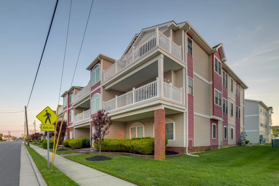 Walk to Beach & Boardwalk! Wildwood Getaway House in Wildwood