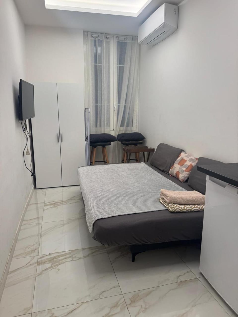 Bed, TV and multimedia, Seating area