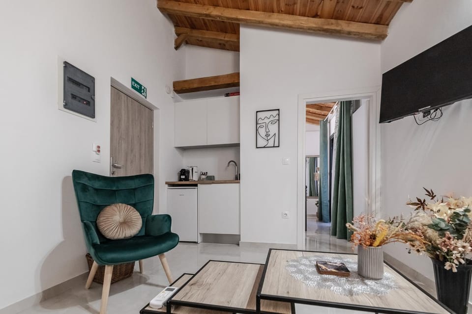 TV and multimedia, Kitchen or kitchenette, Living room, Seating area