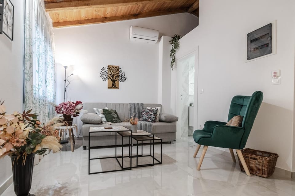 Living room, Seating area, air conditioner