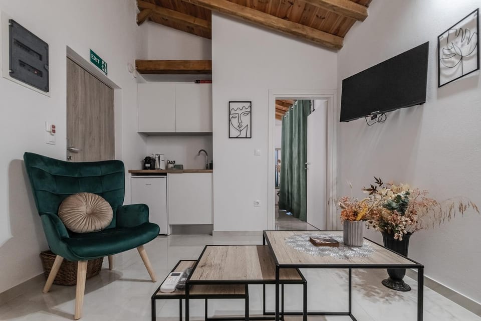 TV and multimedia, Kitchen or kitchenette, Living room, Seating area