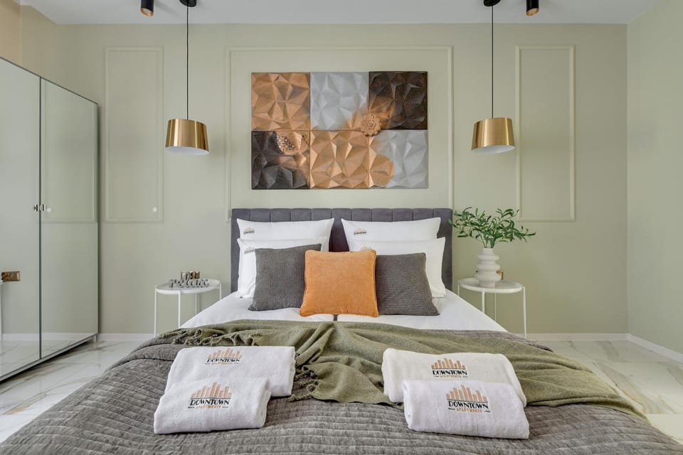Bed, Photo of the whole room, Seating area, Bedroom, towels, wardrobe