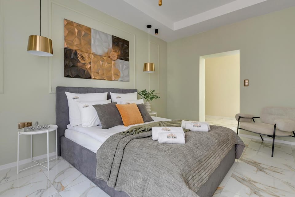 Bed, Photo of the whole room, Seating area, Bedroom, towels