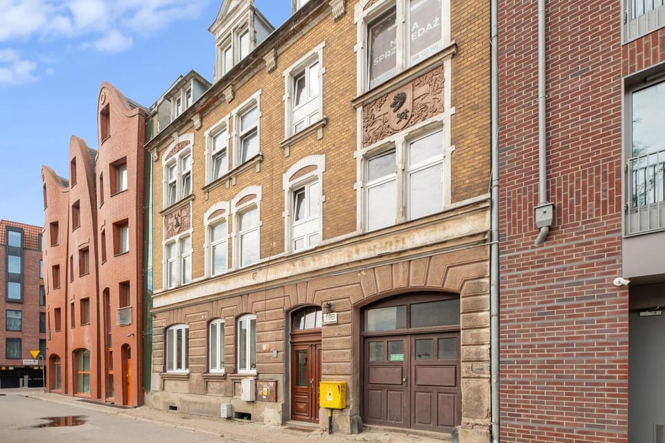 Property building, Day, Location