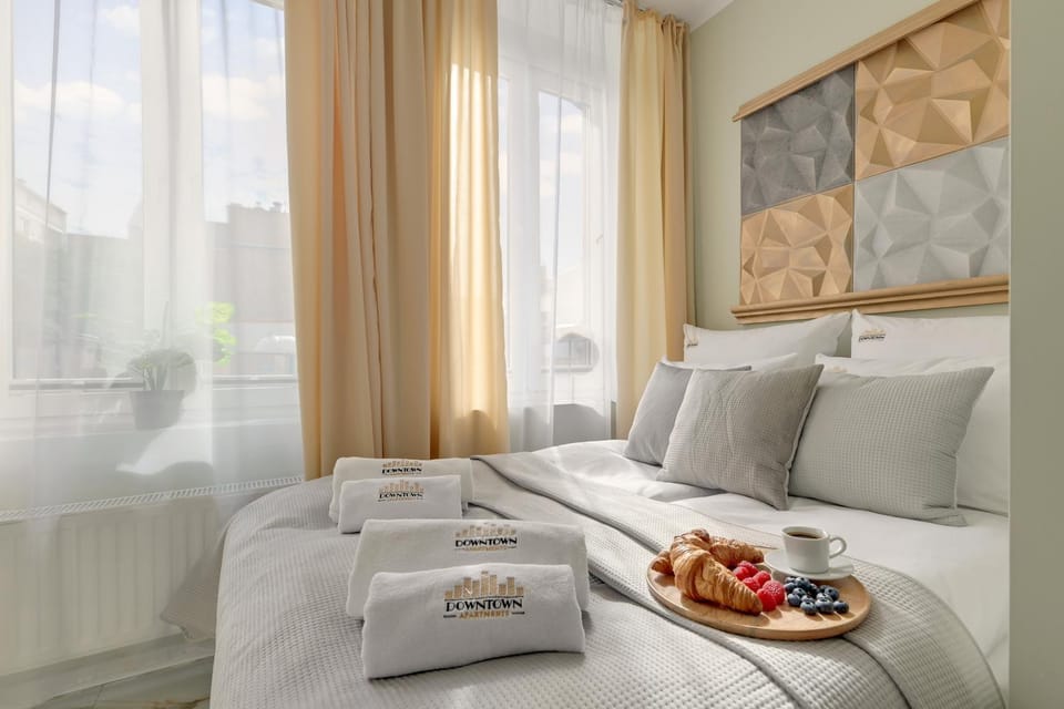 Bed, Photo of the whole room, Seating area, Bedroom, Food, towels