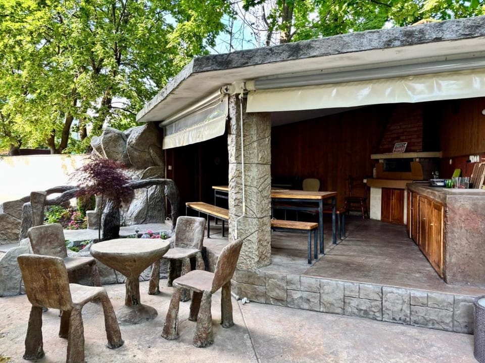 Patio, On site, Internal: Not applicable to any particular room