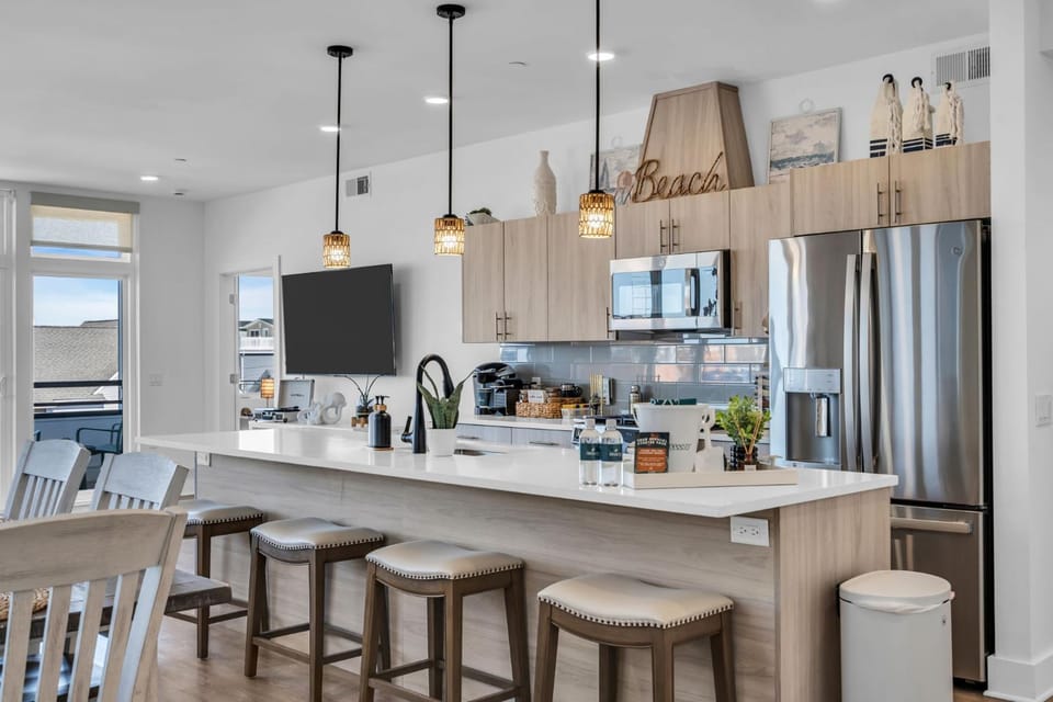 Kitchen or kitchenette, Seating area, Dining area