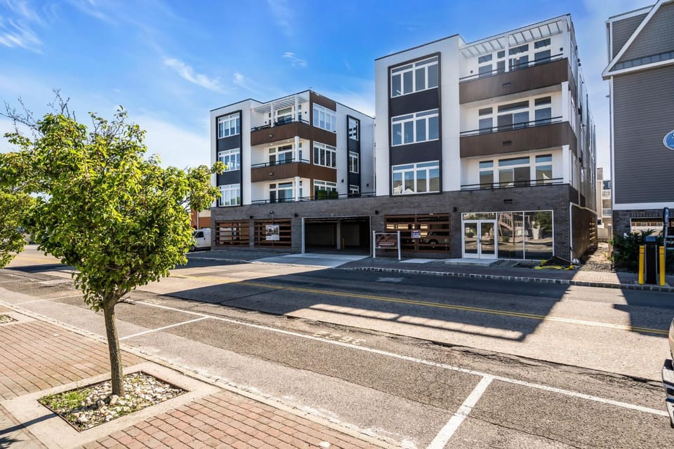Property building, Facade/entrance, Balcony/Terrace, Street view, Parking