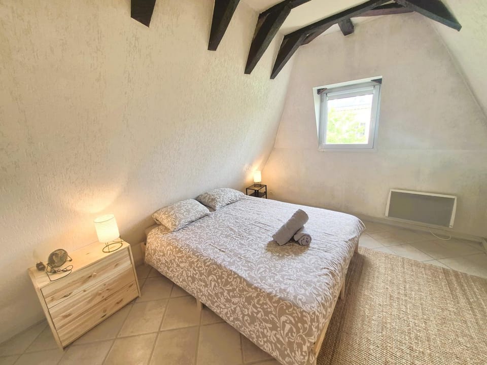 Bed, Photo of the whole room, Bedroom, towels