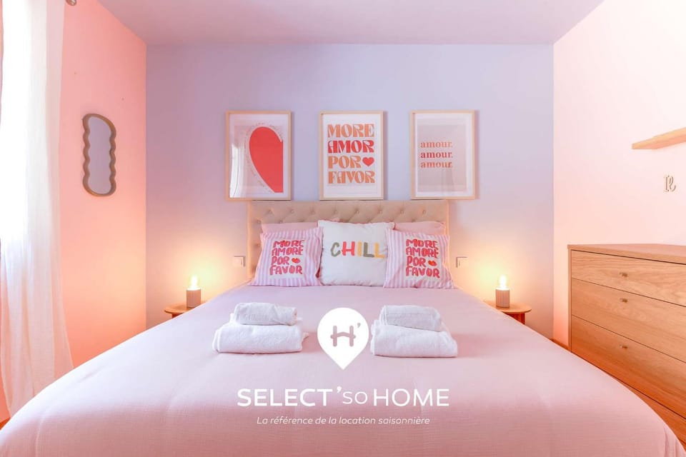 Bed, Property logo or sign, Bedroom