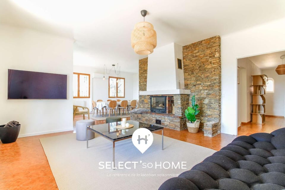 TV and multimedia, Living room, Seating area, flat iron