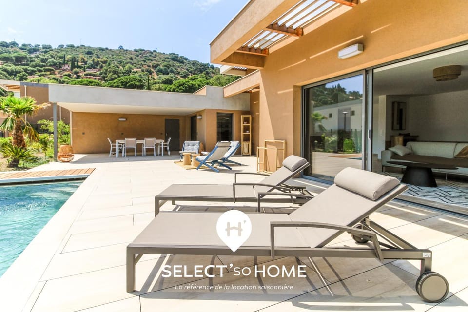 Property building, Patio, Spring, Day, Natural landscape, Mountain view, Pool view, Swimming pool, sunbed