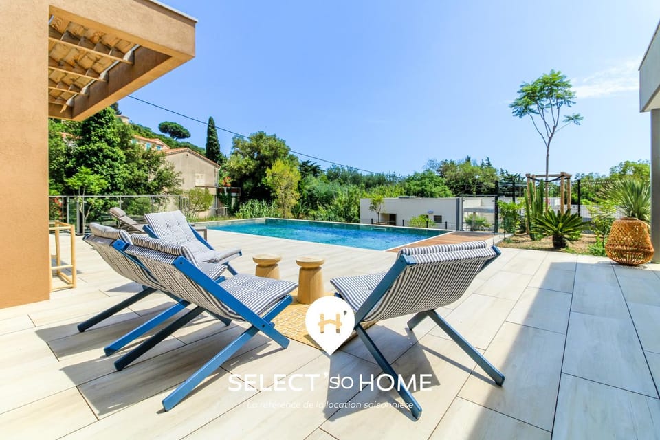 Property building, Patio, Day, Pool view, Swimming pool, sunbed