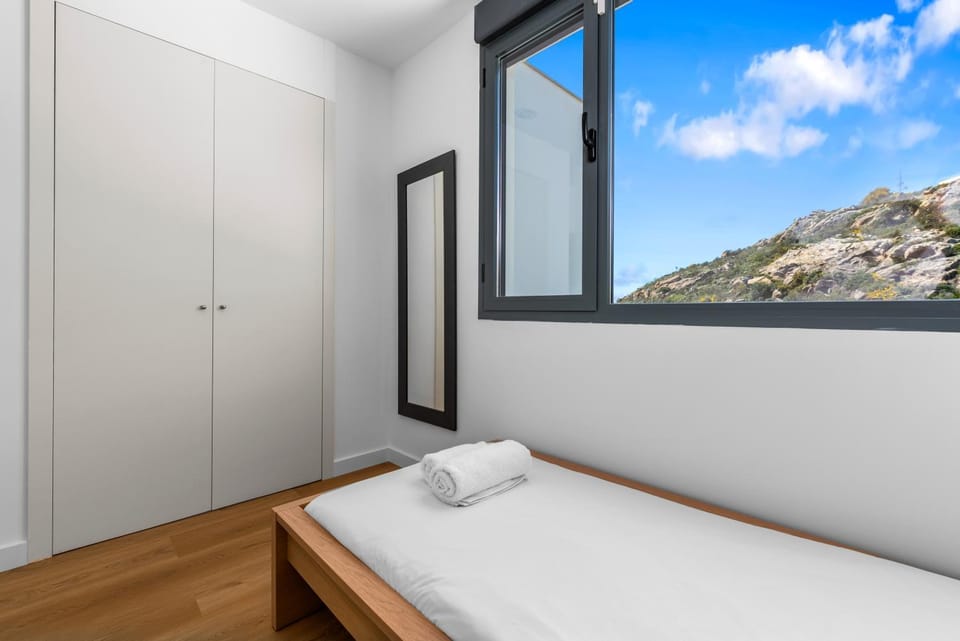 Bed, Photo of the whole room, Bedroom